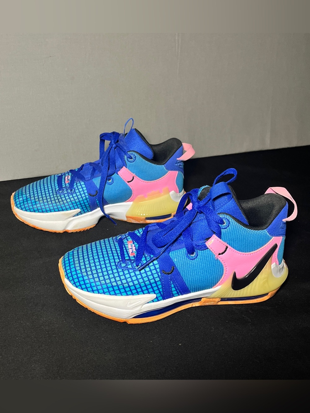 Nike LeBron Witness 7 basketball shoes in the Hyper Royal and Pink Size 5